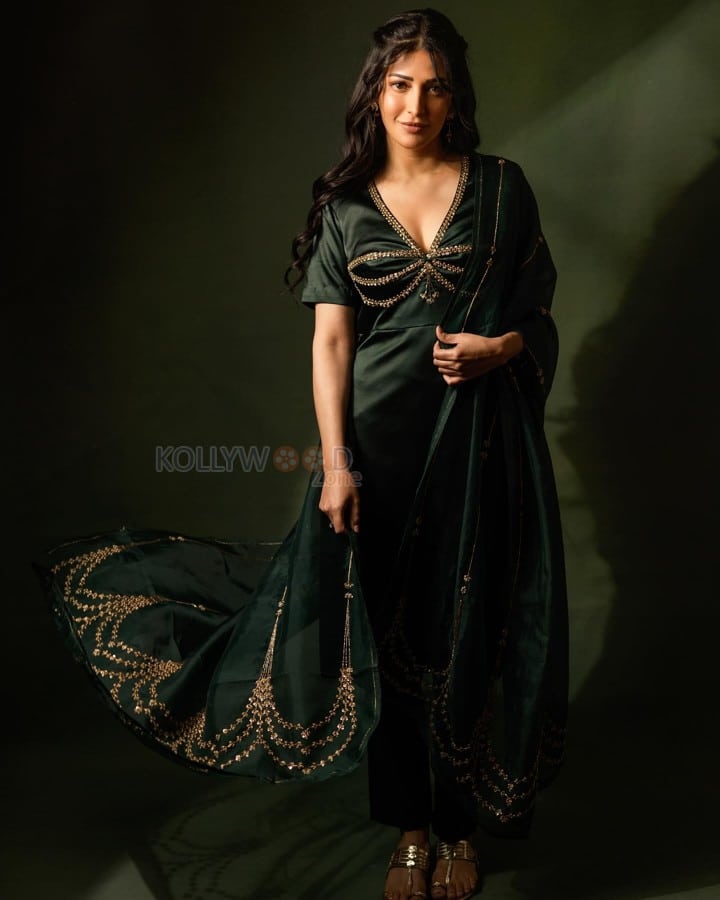Sizzling Beauty Shruti Haasan in a Black Saree Photos 07