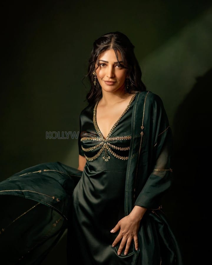 Sizzling Beauty Shruti Haasan in a Black Saree Photos 09