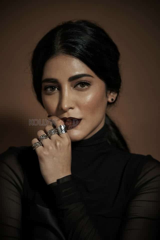 South Actress Shruti Haasan Latest Photoshoot Stills 01