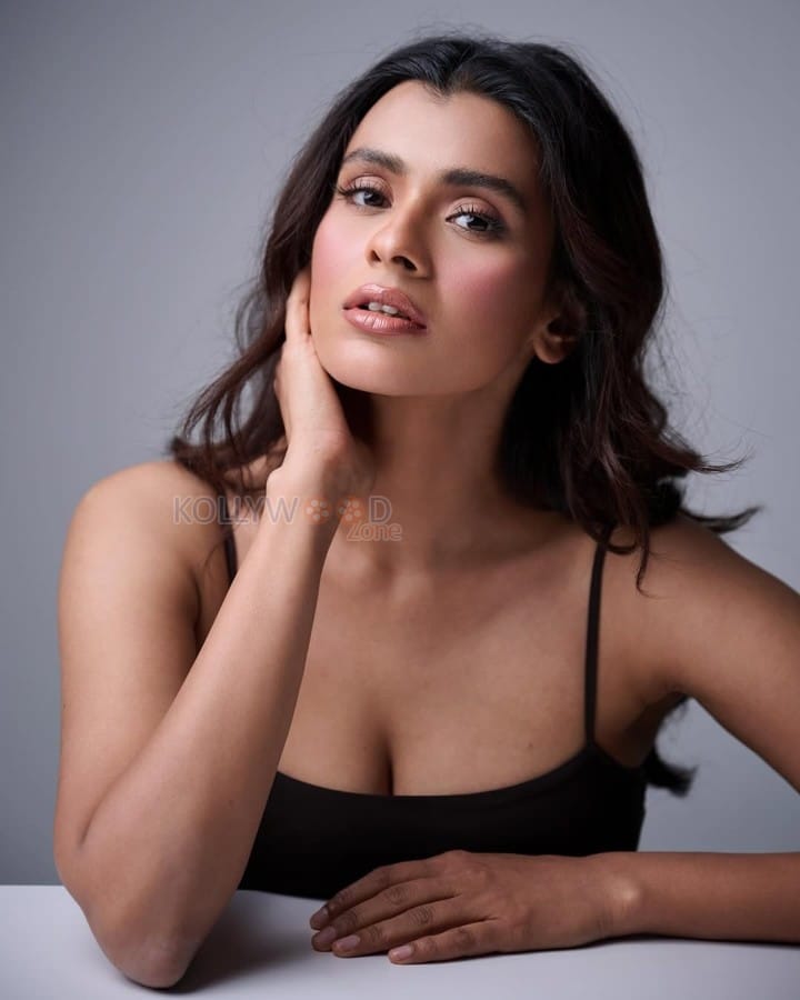 Stunning Hebah Patel in a Black Strappy Top Pictures 02