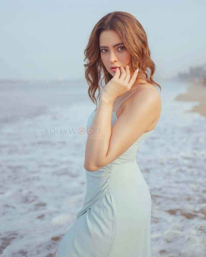Stylish Aamna Sharif in a Pastel Beach Dress Pictures 05