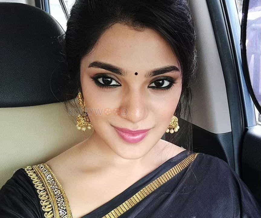 Tamil Actress Aathmika Photos