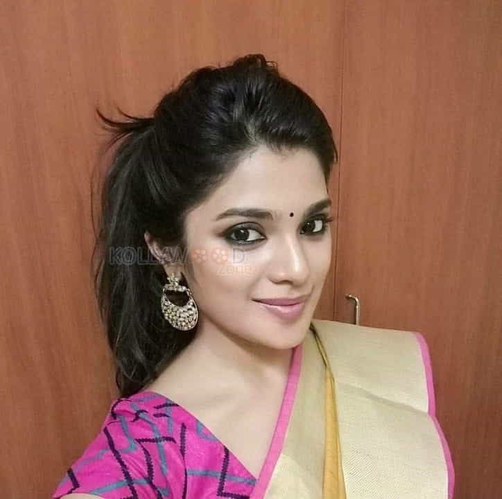 Tamil Actress Aathmika Photos