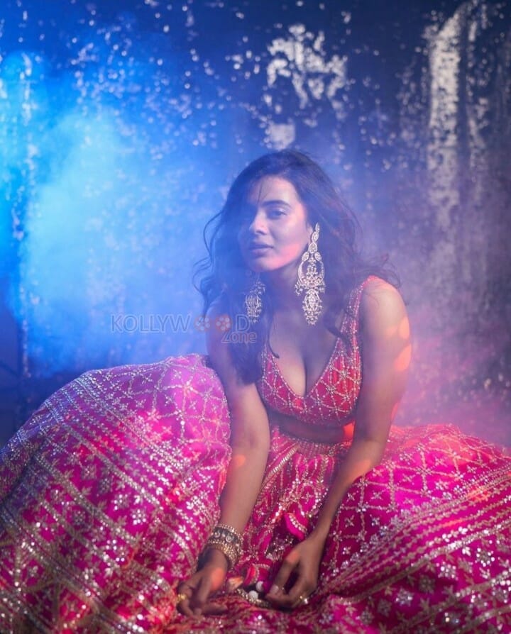 Telisinavaallu Actress Hebah Patel Glamourous Photos