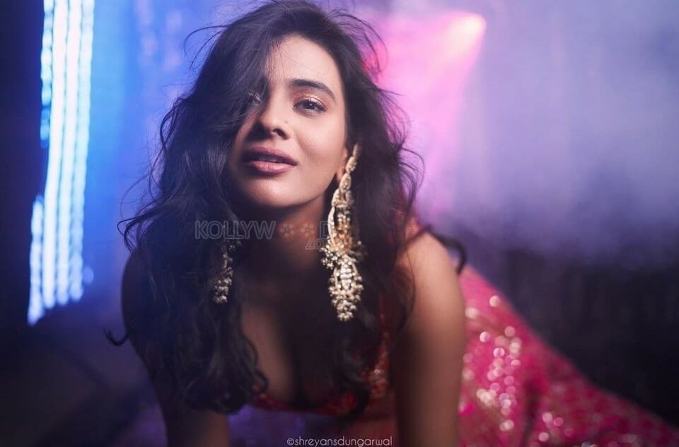 Telisinavaallu Actress Hebah Patel Glamourous Photos
