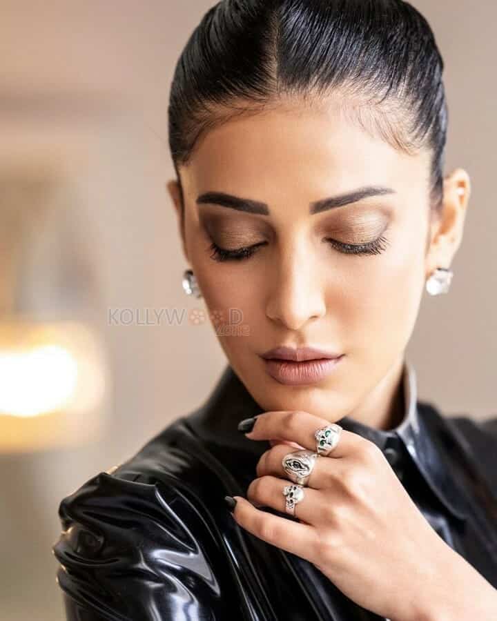 The Eye Actress Shruti Haasan in Leather Photos 02