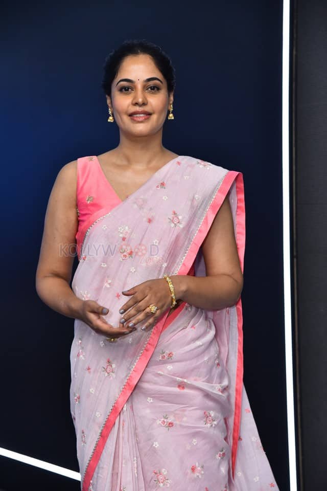 Tollywood Actress Bindu Madhavi at Dhandoraa Teaser Launch Photos 23