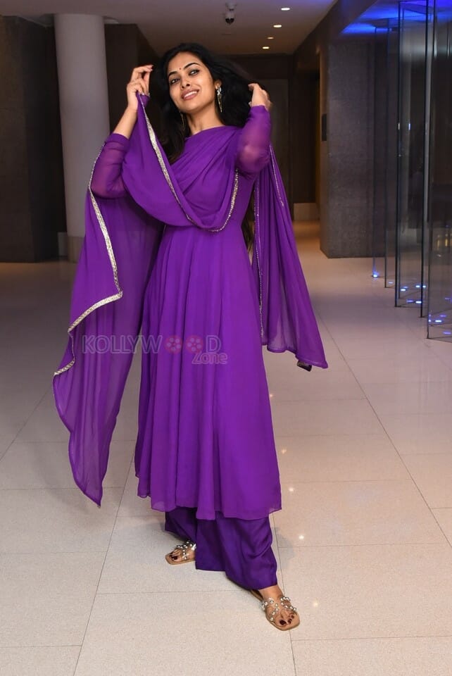 Tollywood Actress Divi Vadthya at Parampara Season 2 Pre Release Event Photos 06