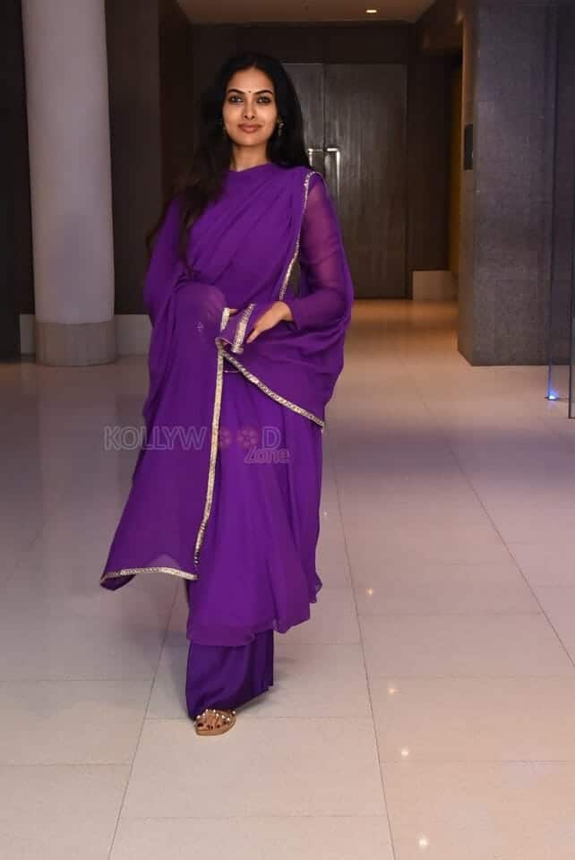 Tollywood Actress Divi Vadthya at Parampara Season 2 Pre Release Event Photos 12