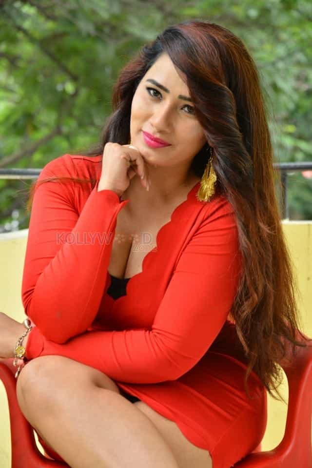 Tollywood Actress Sanjana Naidu Photos