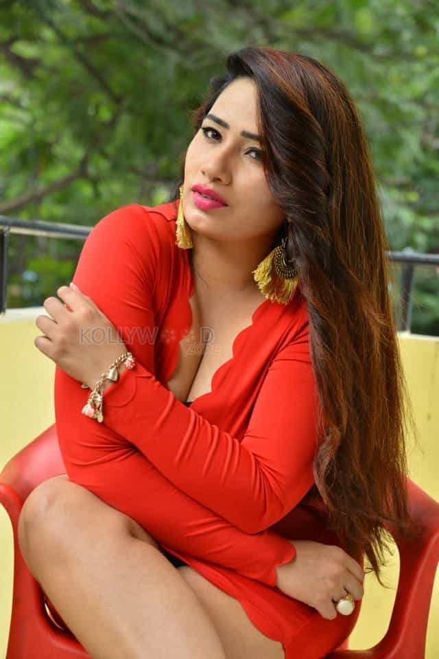 Tollywood Actress Sanjana Naidu Photos