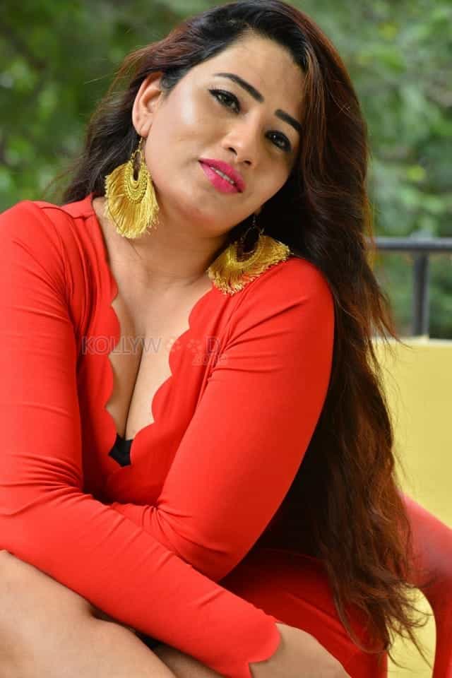 Tollywood Actress Sanjana Naidu Photos