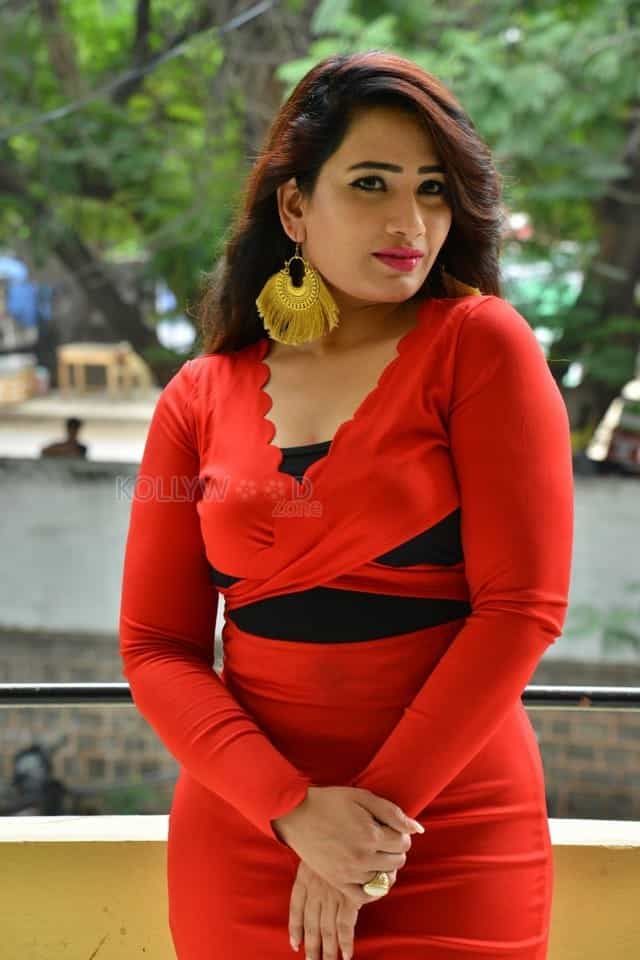 Tollywood Actress Sanjana Naidu Photos