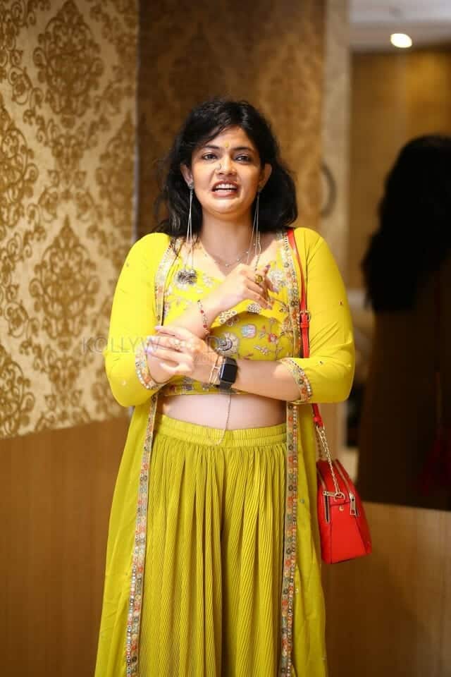 Actress Kalpika Ganesh at Yashoda Movie Success Meet Pictures 04