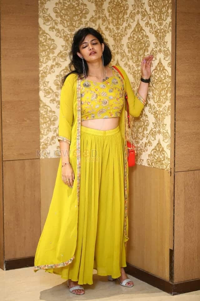 Actress Kalpika Ganesh at Yashoda Movie Success Meet Pictures 08