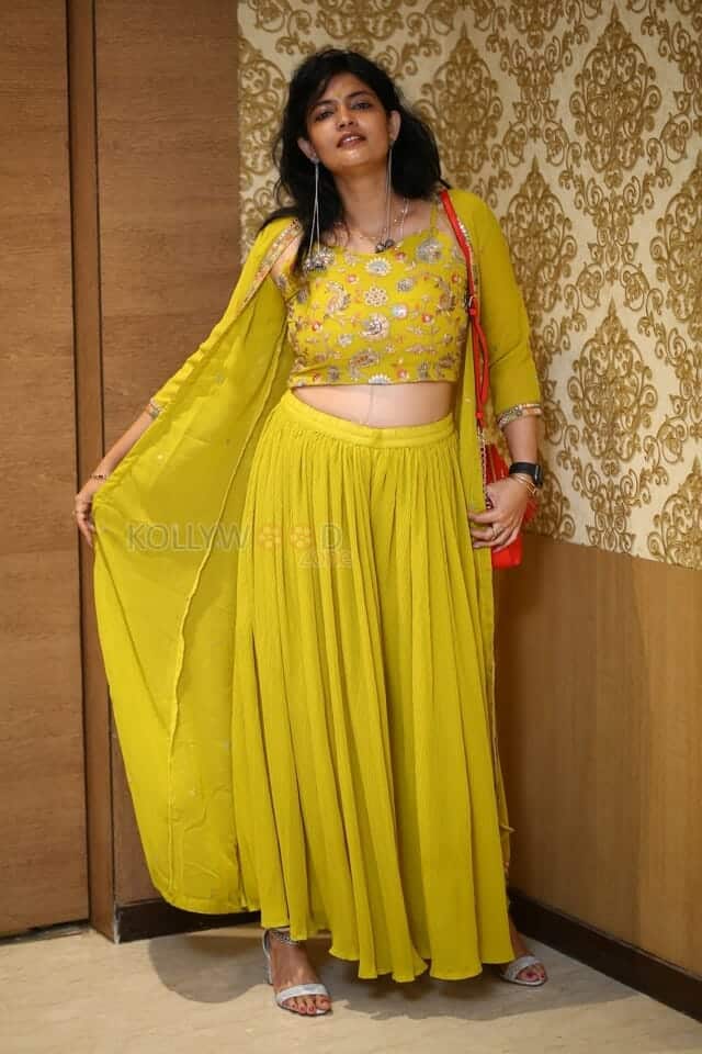 Actress Kalpika Ganesh at Yashoda Movie Success Meet Pictures 14
