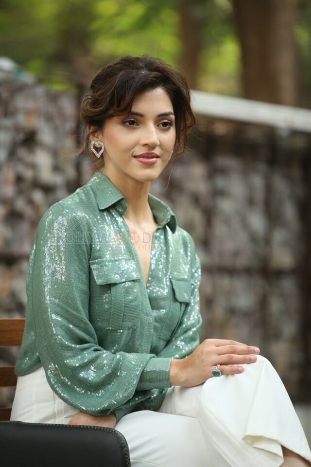 Actress Mehreen Kaur Pirzada at Manchi Rojulochaie Movie Interview Photos 10