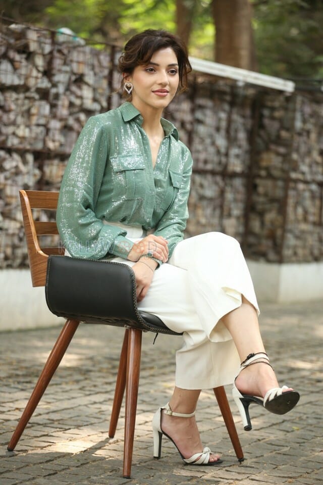 Actress Mehreen Kaur Pirzada at Manchi Rojulochaie Movie Interview Photos 13