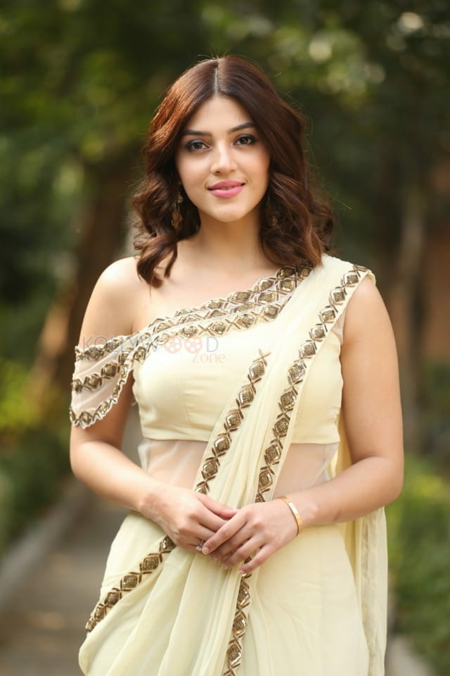 Actress Mehrene Kaur Pirzada At Entha Manchivaadavura Movie Interview Photos