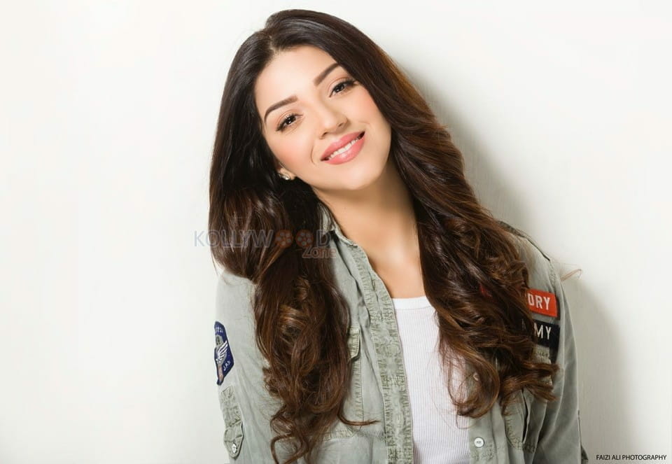 Actress Mehrene Kaur Pirzada Photoshoot Photos
