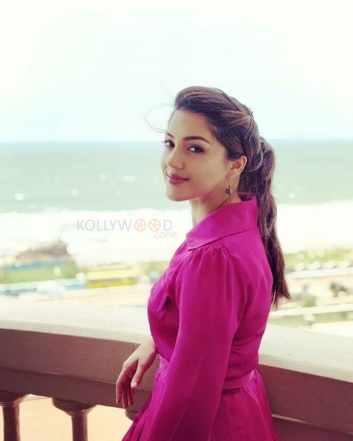 Actress Mehrene Kaur Pirzada Photoshoot Pictures
