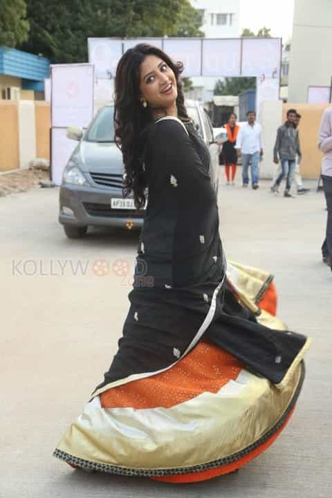 Actress Poonam Kaur Beautiful Pictures