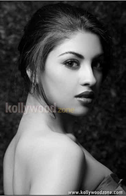 Actress Richa Gangopadhyay Hot And Sexy Pictures