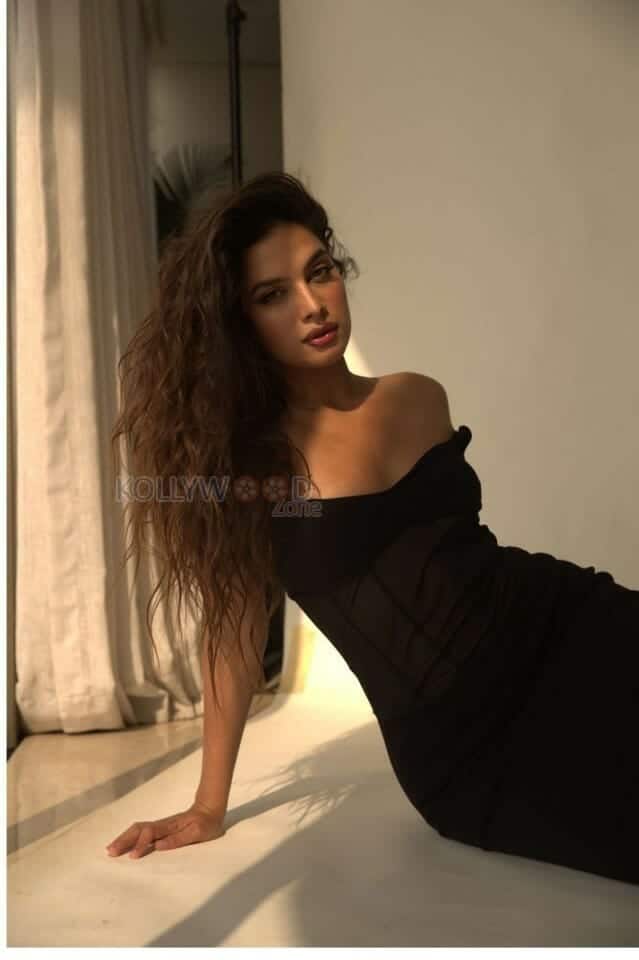Actress Tanya Hope Sexy in Black Photo 01