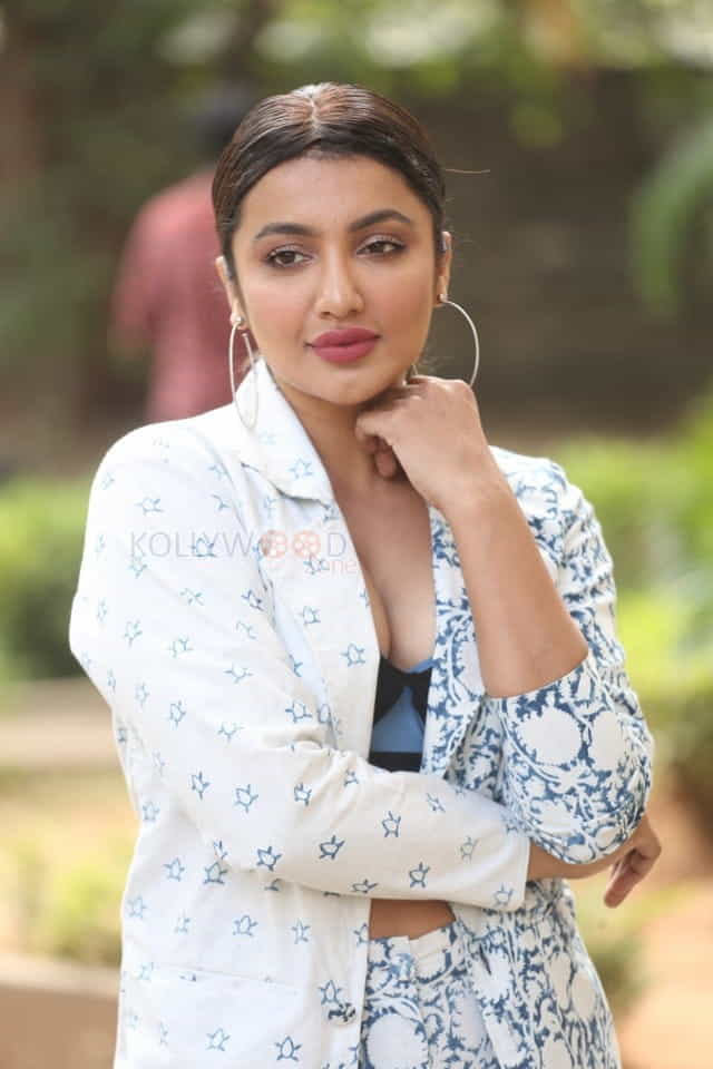 Actress Tejaswi Madivada At Commitment Movie Trailer Launch Photos