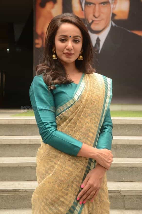 Actress Tejaswi Madivada Saree Photos