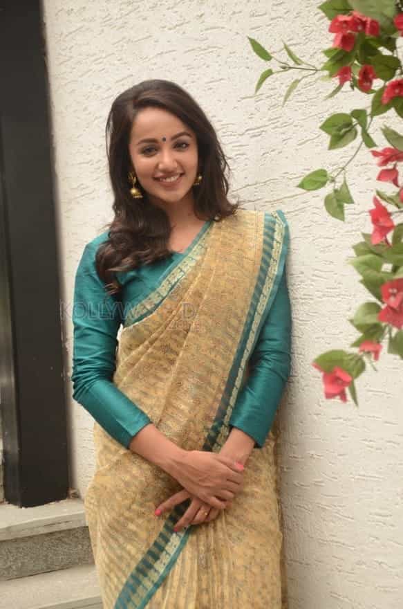 Actress Tejaswi Madivada Saree Photos
