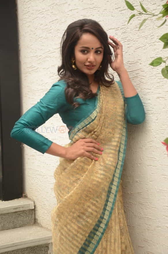 Actress Tejaswi Madivada Saree Photos