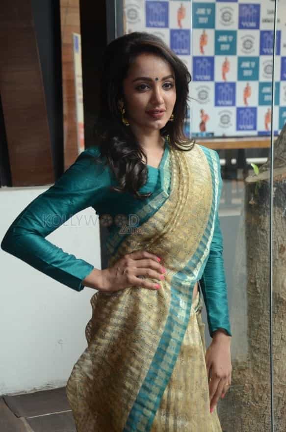 Actress Tejaswi Madivada Saree Photos