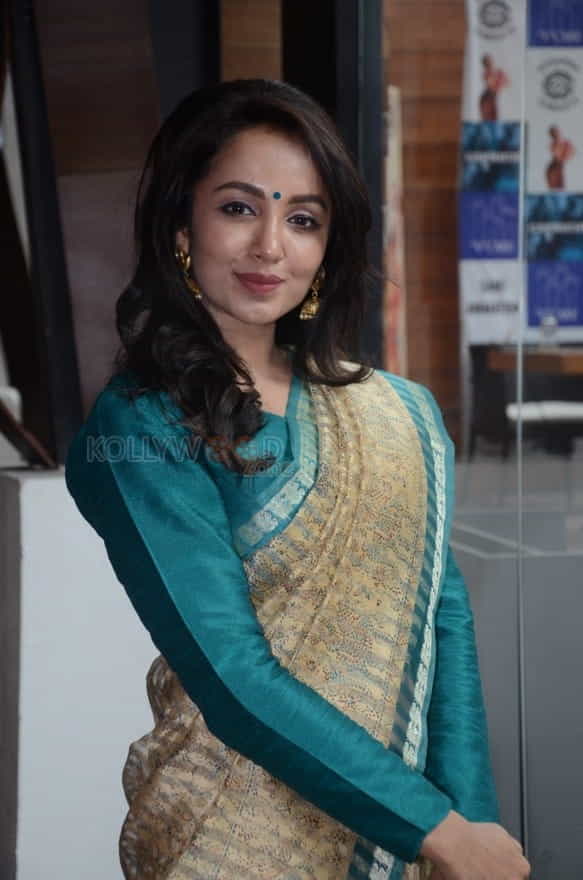 Actress Tejaswi Madivada Saree Photos
