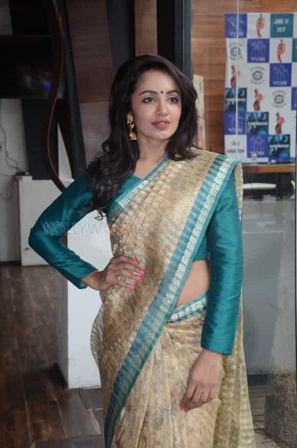 Actress Tejaswi Madivada Saree Photos