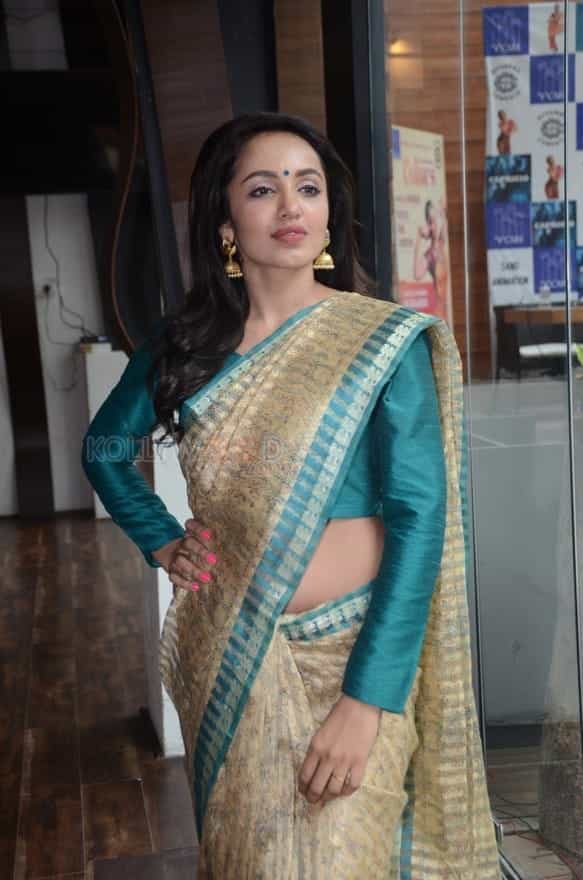 Actress Tejaswi Madivada Saree Photos