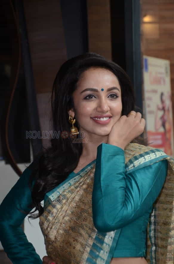 Actress Tejaswi Madivada Saree Photos