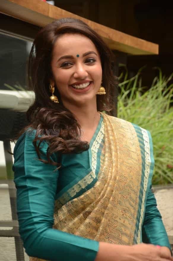 Actress Tejaswi Madivada Saree Photos
