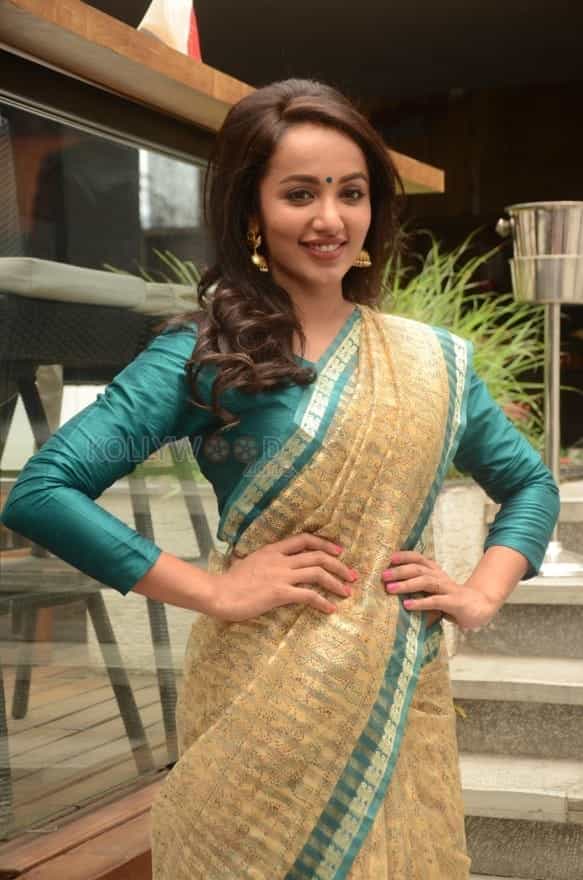 Actress Tejaswi Madivada Saree Photos