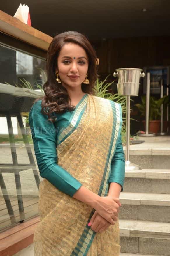 Actress Tejaswi Madivada Saree Photos