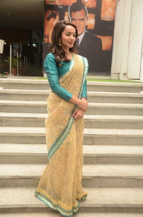 Actress Tejaswi Madivada Saree Photos