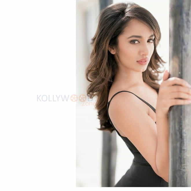 Actress Tejaswi Madivada Spicy Photoshoot Pictures