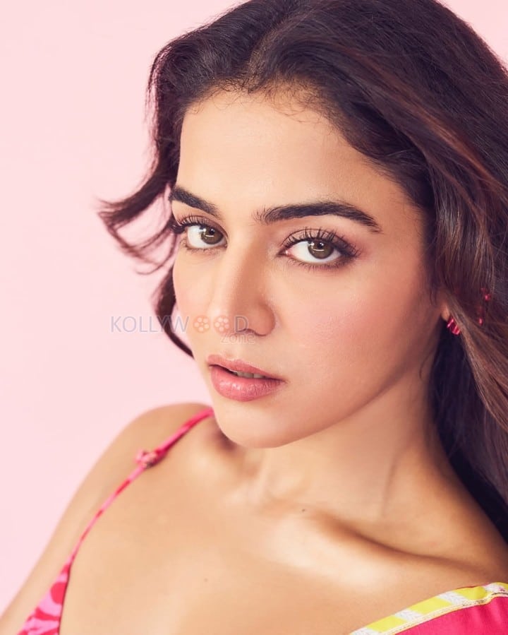 Beautiful Diva Wamiqa Gabbi in a Vibrant Chiffon Pink Saree with a Deep Neck Noodle Strap Blouse Photos 07