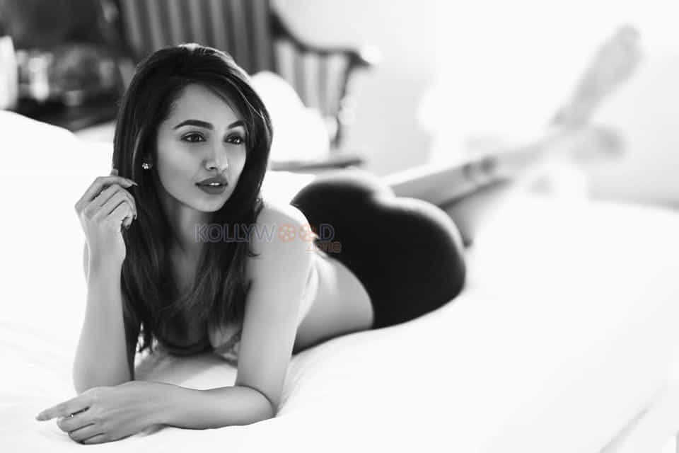 Beautiful Sexy Actress Tejaswi Madivada Photo Shoot Pictures