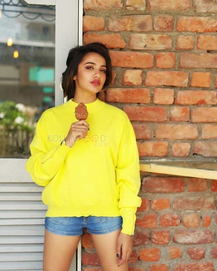 Beautiful Sexy Actress Tejaswi Madivada Photo Shoot Pictures