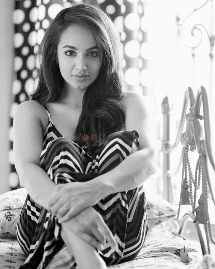 Beautiful Sexy Actress Tejaswi Madivada Photo Shoot Pictures