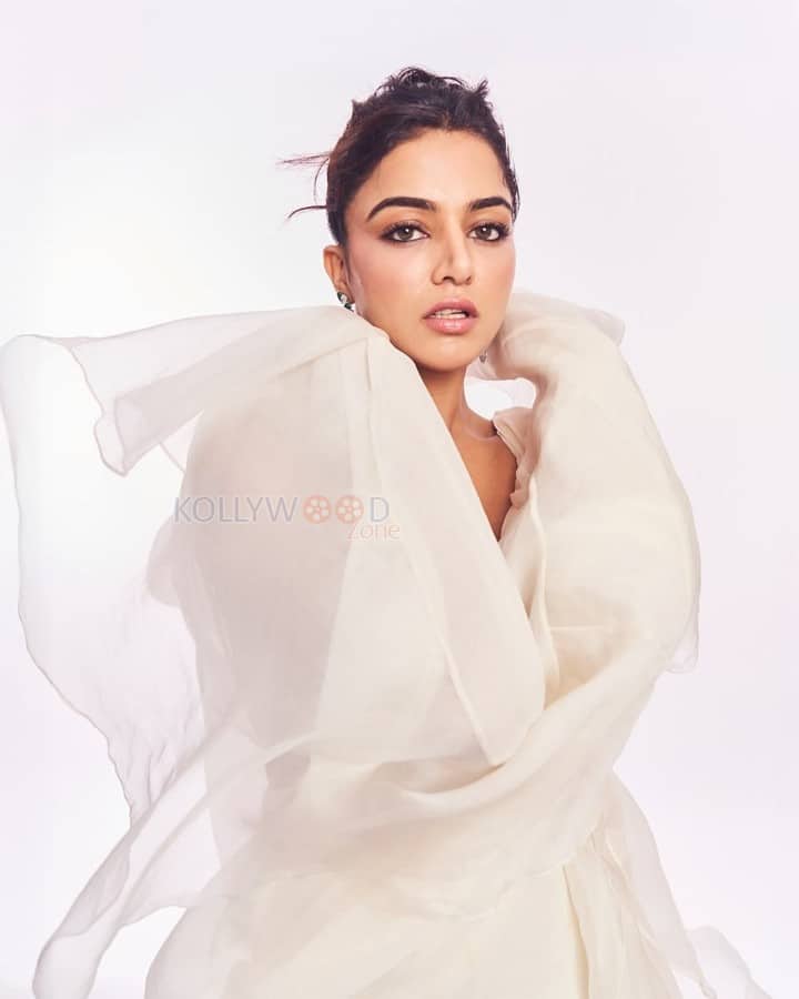 Bhool Chuk Maaf Heroine Wamiqa Gabbi in a White Saree with a Matching Sleeveless Embroidered Blouse Pictures 03
