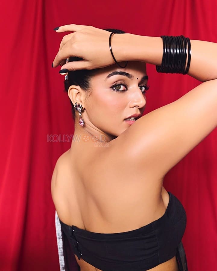Captivating Wamiqa Gabbi in a Black Saree with Butterfly Motifs Photos 07