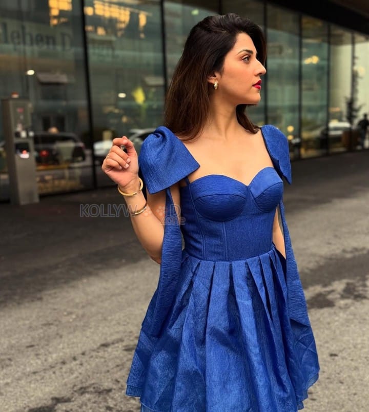Classy Mehreen Prizada in a Blue Mini Gown Photos 04