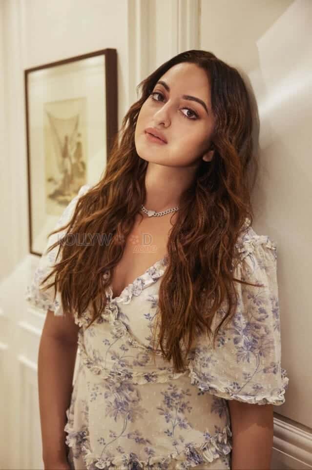 Double XL Actress Sonakshi Sinha Photos 01